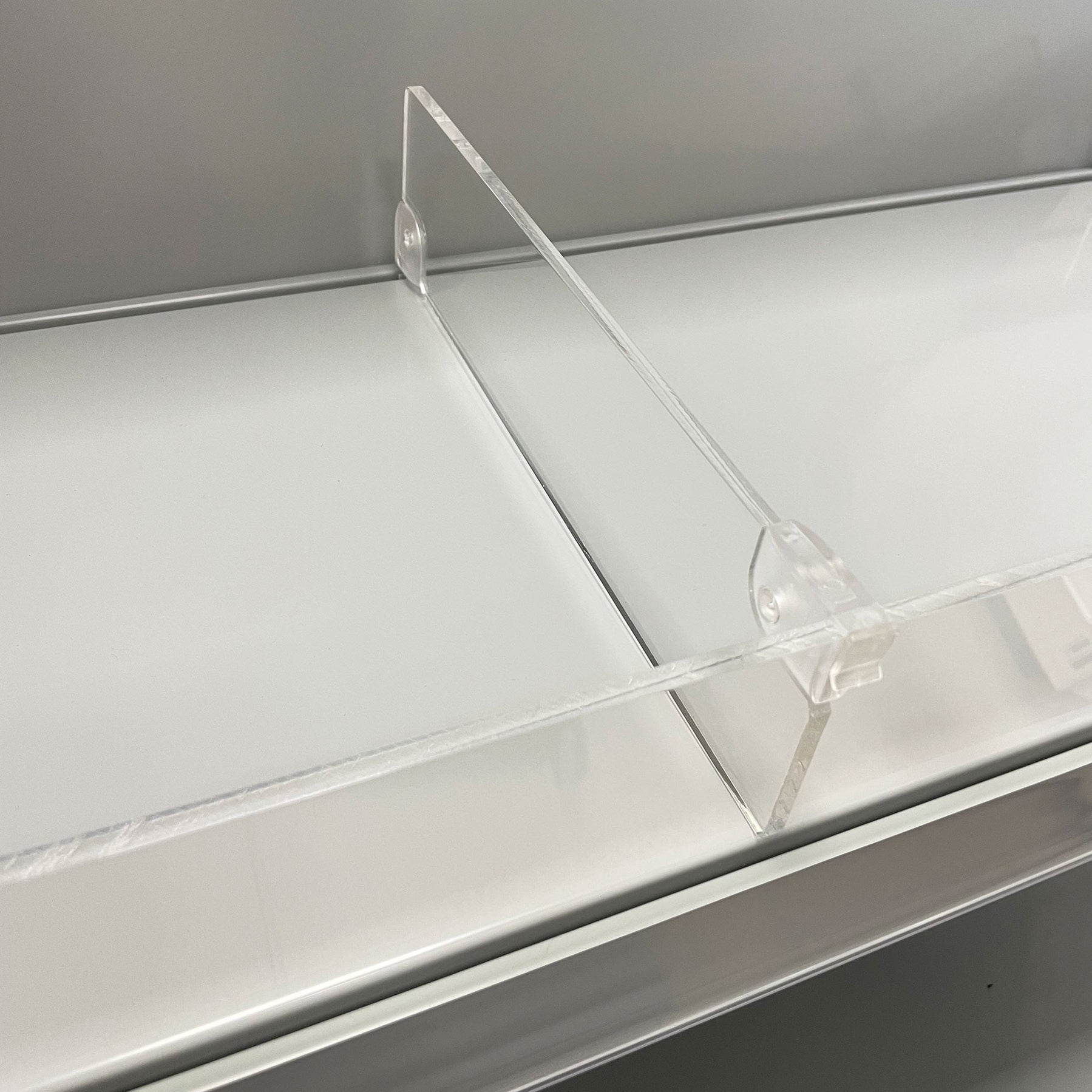 K50 Clear Acrylic Shelf Divider (with toe) — KAS Shopfittings